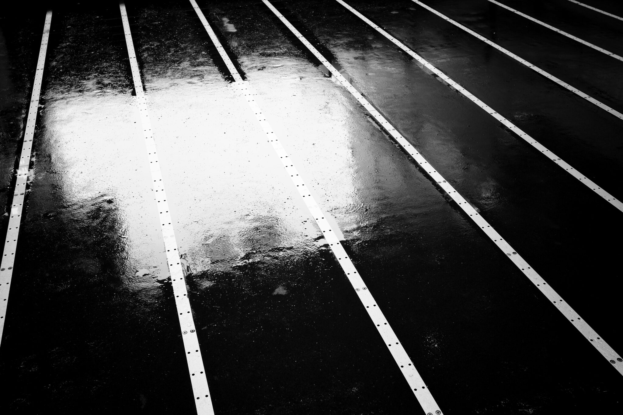 Reflexionen auf der Straße nach dem Regen auf den Straßen von Kopenhagen