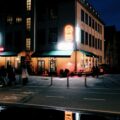 Spiegelungen der Leuchtreklame auf den Straßen von Kopenhagen nach einem Regenschauer.